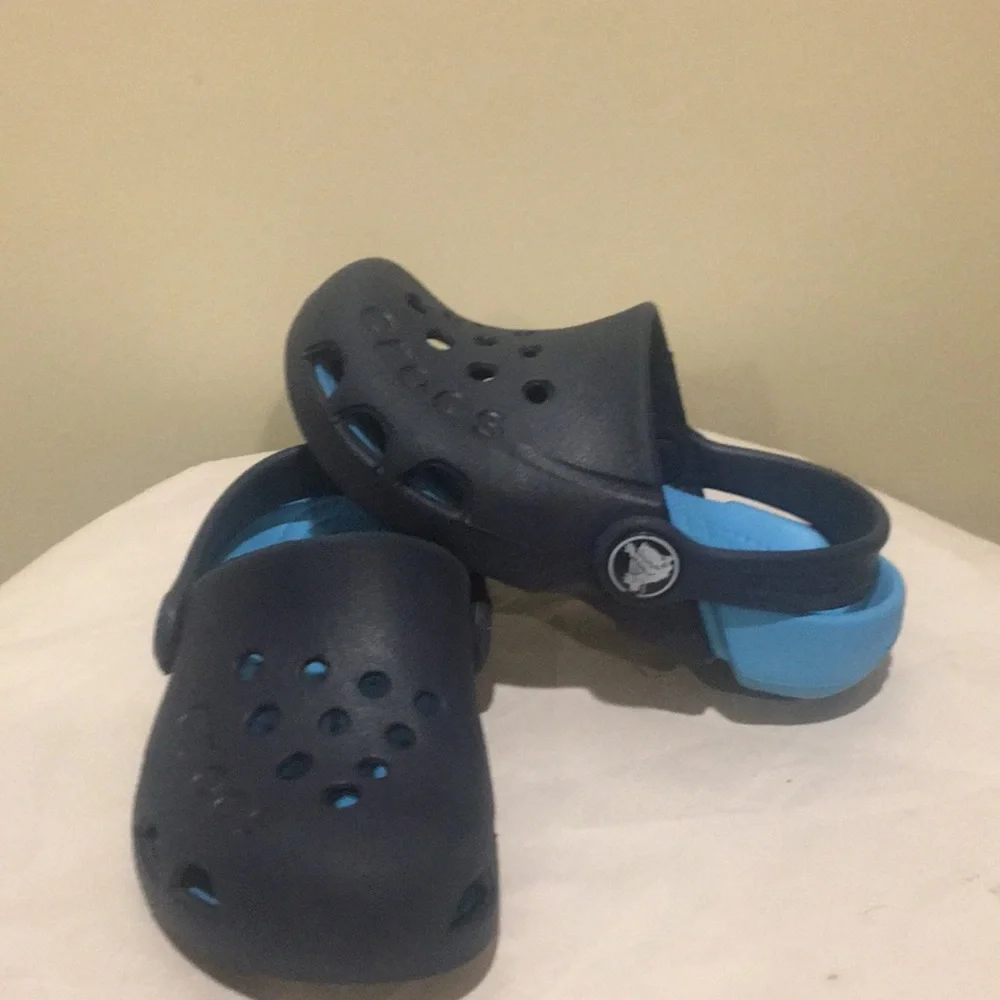 Like New! Crocs unisex kids duet slip on clog shoe sandals w/ back strap size 7